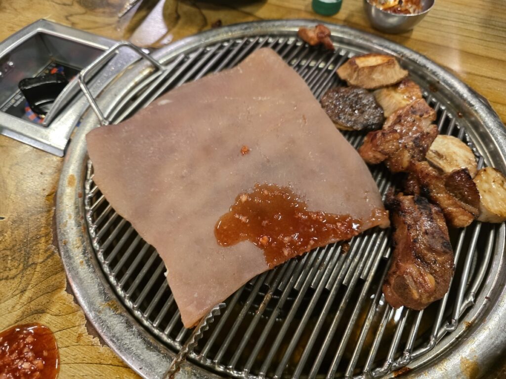 10 Rituals of Korean Grilled Pork Rind showing honeycomb patterns on a charcoal grill