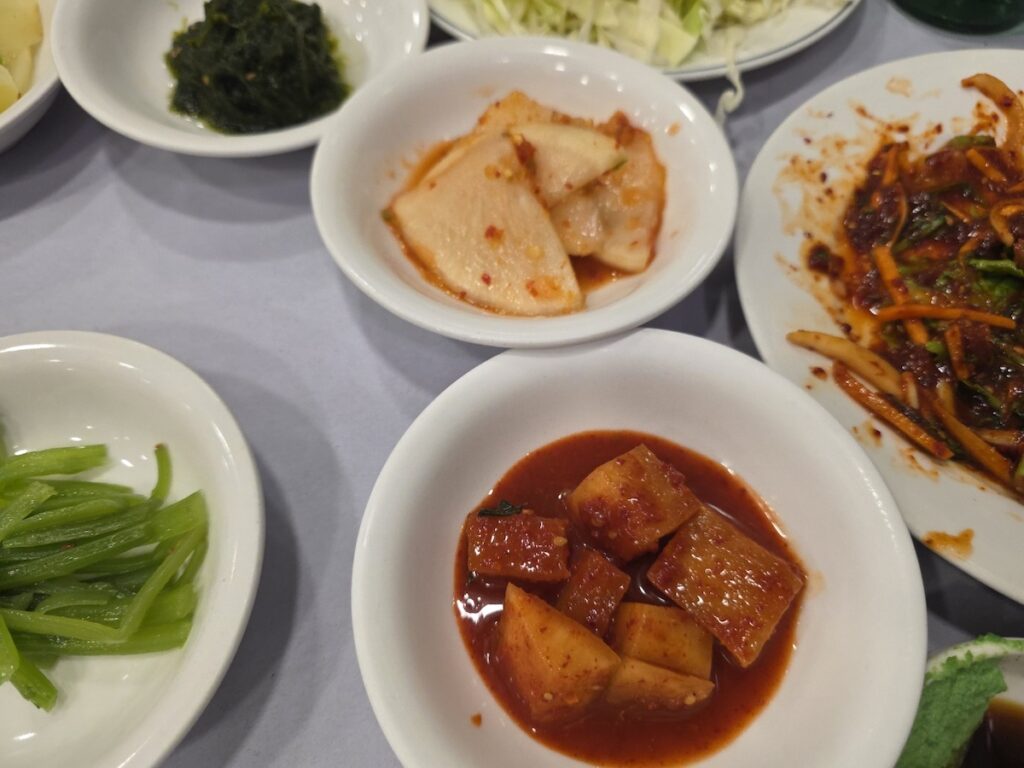 8 Vegan Banchan Secrets for a Stress-Free Korean Food Trip with crunchy green chili and dipping sauce