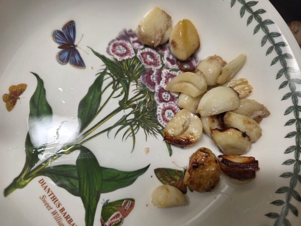 Sliced and whole cloves showcasing the Health Benefits of Grilled Garlic in Korean BBQ