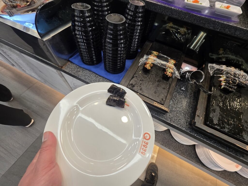 he vibrant and fast-paced sushi station at QooQoo Gold, showcasing the variety available at this affordable seafood buffet in Seoul for vegans.