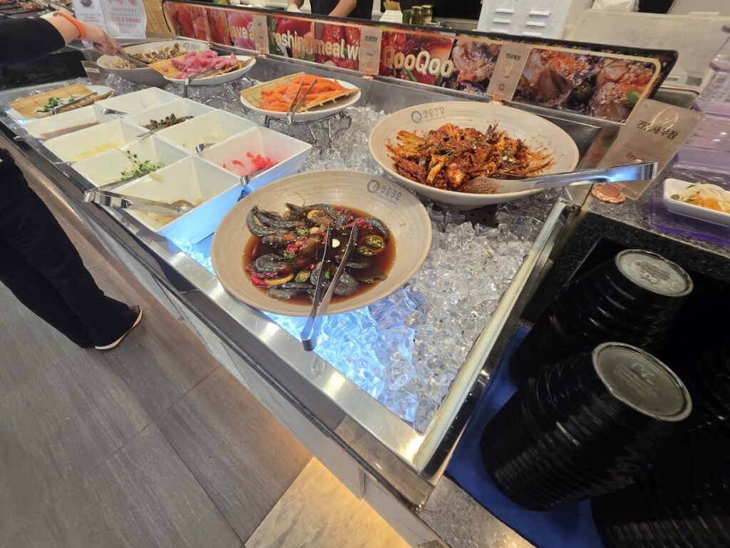Golden fried items and side dishes at QooQoo, highlighting the 70 percent plant-based strategy for an affordable seafood buffet in Seoul for vegans.