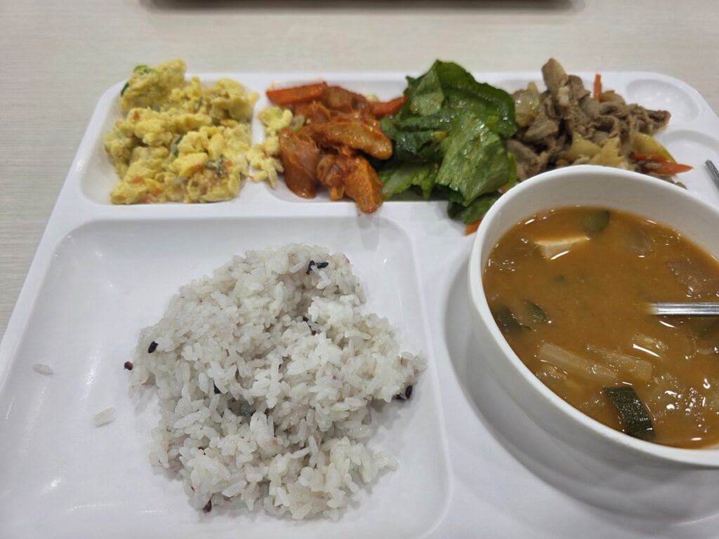 Best Korean Foods for Weight Loss showing a typical balanced meal tray with multigrain rice, soybean stew, and a high ratio of vegetables to meat.