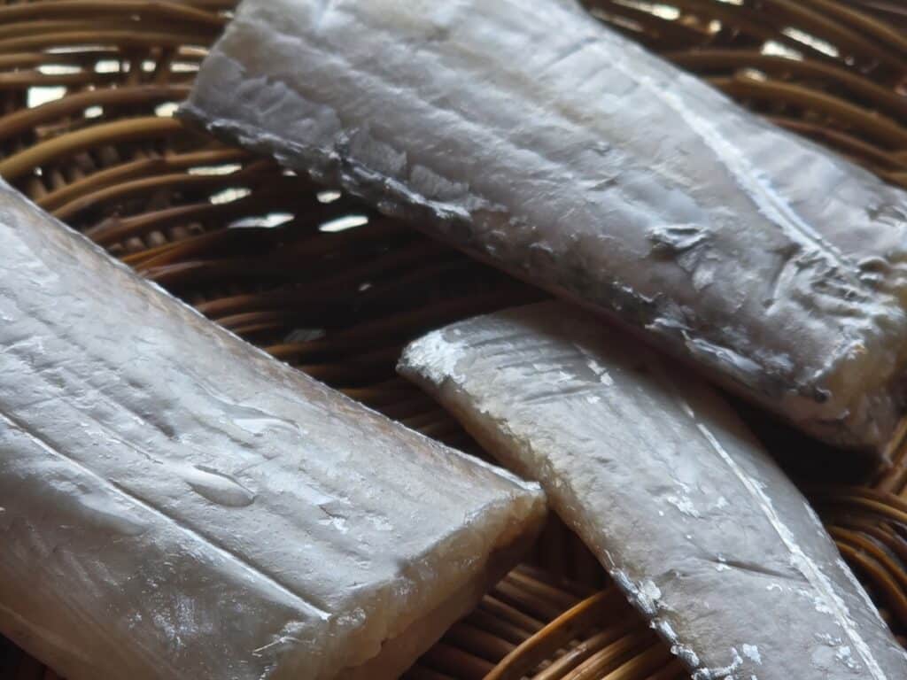 Korean Belt Fish Ritual: A close-up of sun-dried Galchi, demonstrating How to Eat Bone-in Fish by understanding the firm texture of the meat.