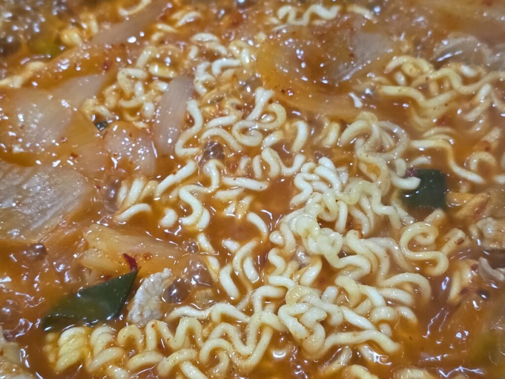 The final stage of the **Ramyeon Sari Ritual** where the noodles reach peak elasticity and the broth achieves ideal viscosity.