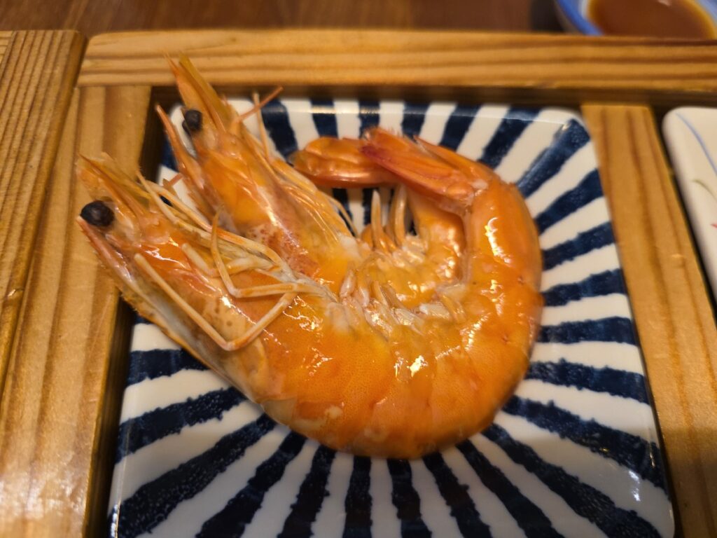 Several whole steamed shrimp with their shells, providing high-quality protein without added oils, perfect for maintaining weight-loss in Korea.